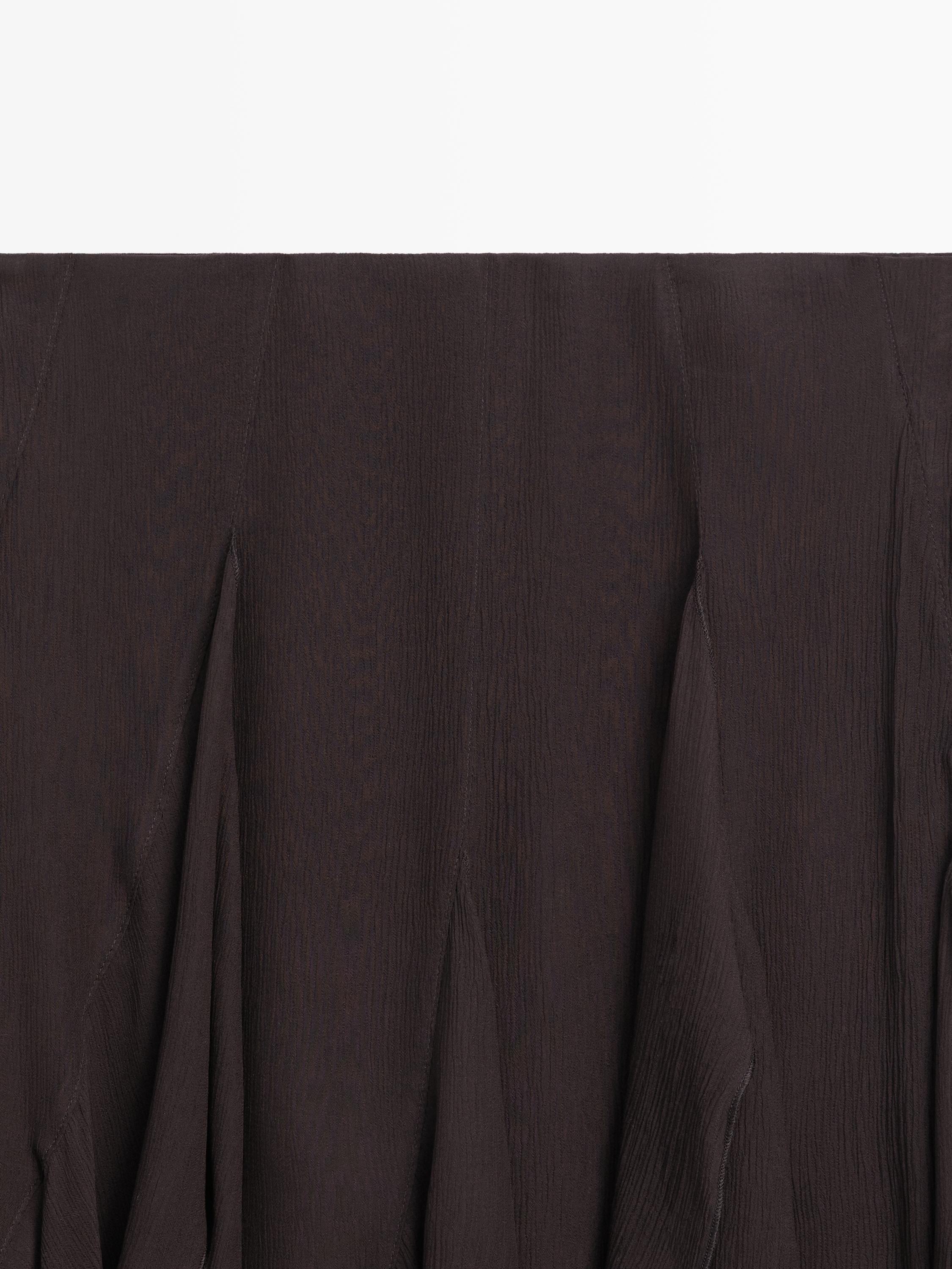 Asymmetric skirt with ruffles